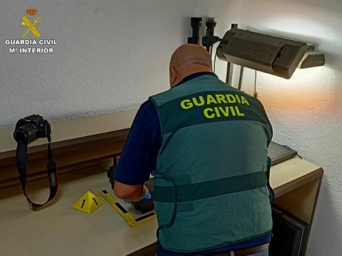La Guardia Civil detiene a una persona por atracar a punta de cuchillo una oficina bancaria de la localidad de Sax 