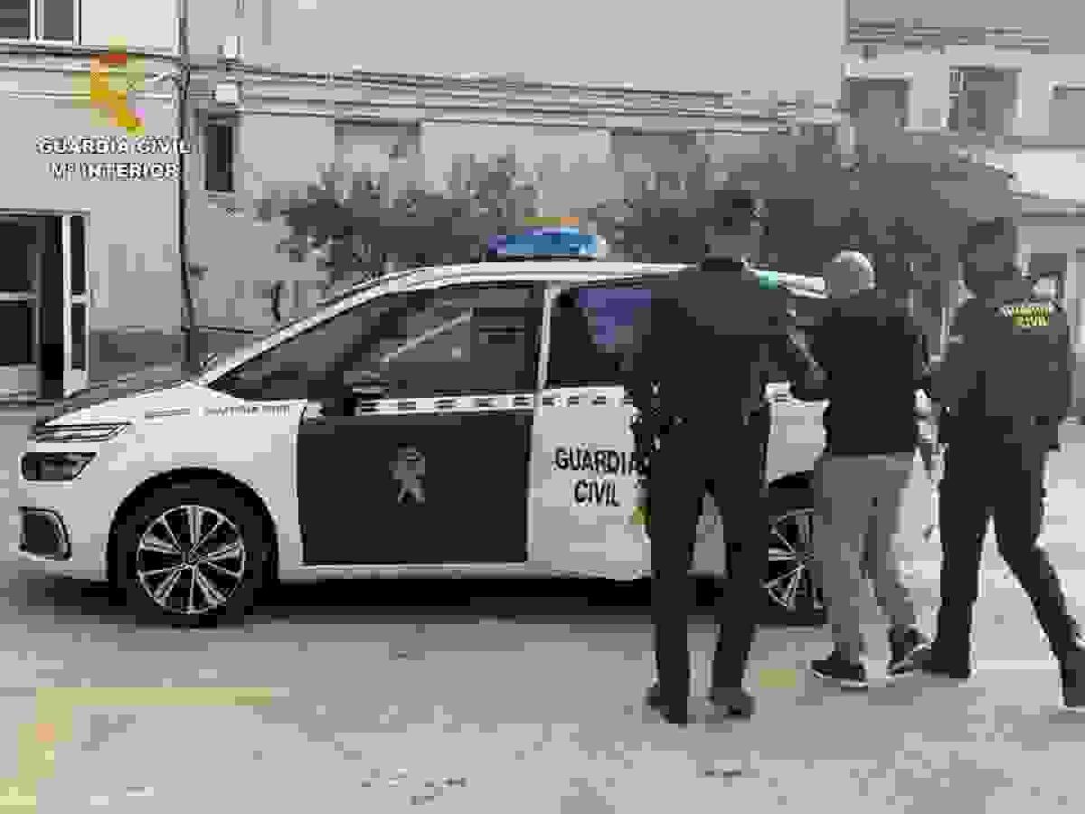 La Guardia Civil detiene a dos personas implicadas en varios robos con violencia