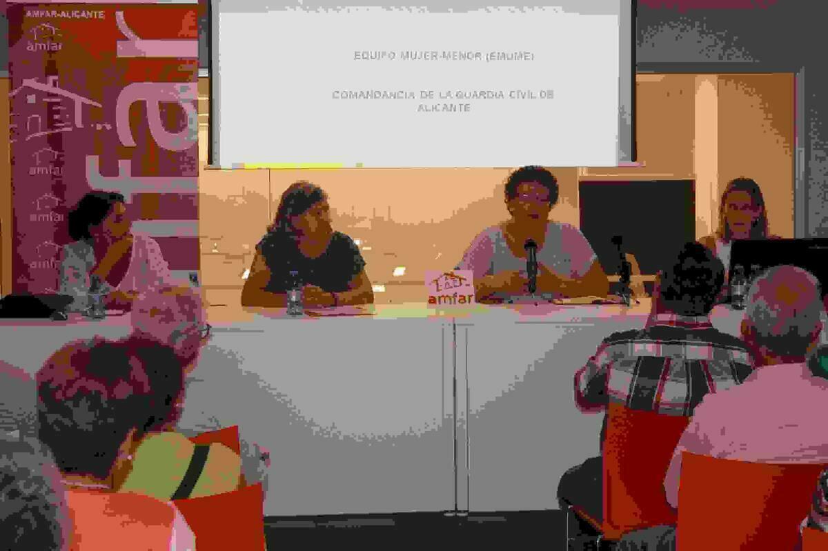 Asociaciones, Guardia Civil y Bienestar Social e Igualdad imparten una charla sobre violencia de género en la Vila Joiosa