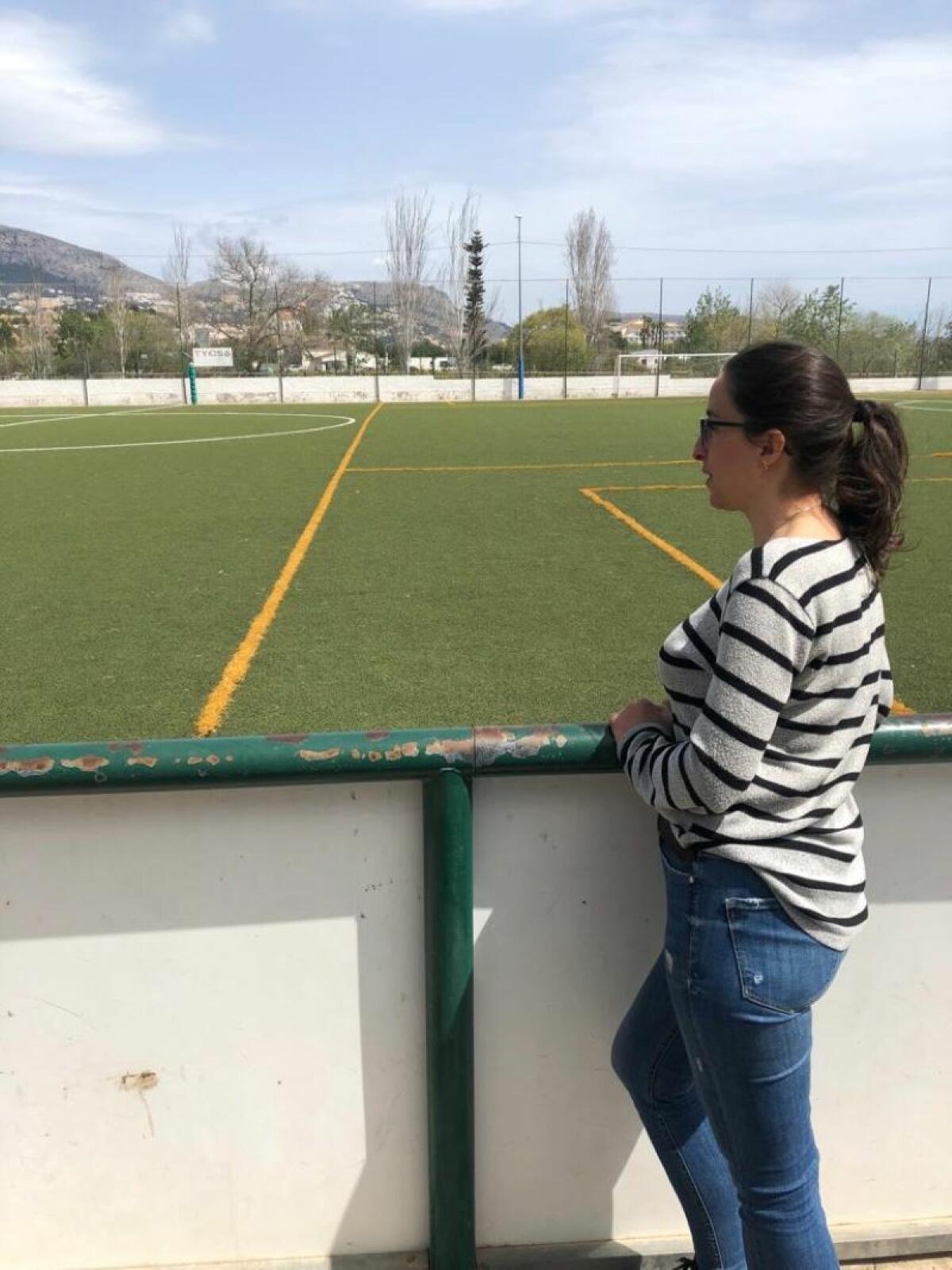 Rocío Gómez “La Diputación de Alicante concede 110.000 € para renovar el césped artificial de la Ciudad Deportiva en Altea” 