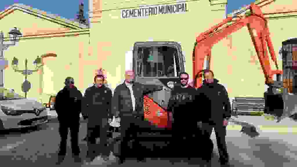 La Vila · Servicios Técnicos adquiere una excavadora destinada a mejorar el servicio del Cementerio Municipal