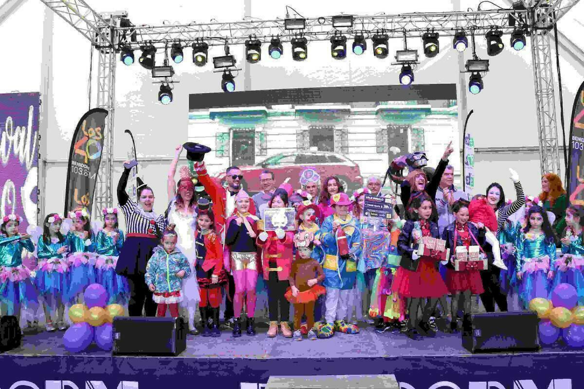 Los niños de Benidorm se divierten en el desfile de Carnaval Infantil.