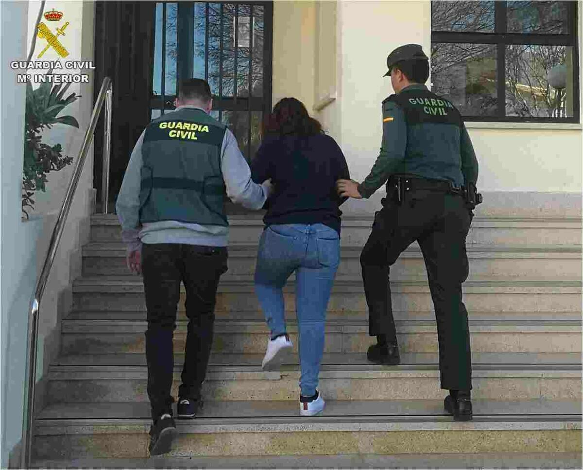 La Guardia Civil detiene en Calpe a una joven por sustraer más de 50.000 euros en joyas por el método del abrazo 