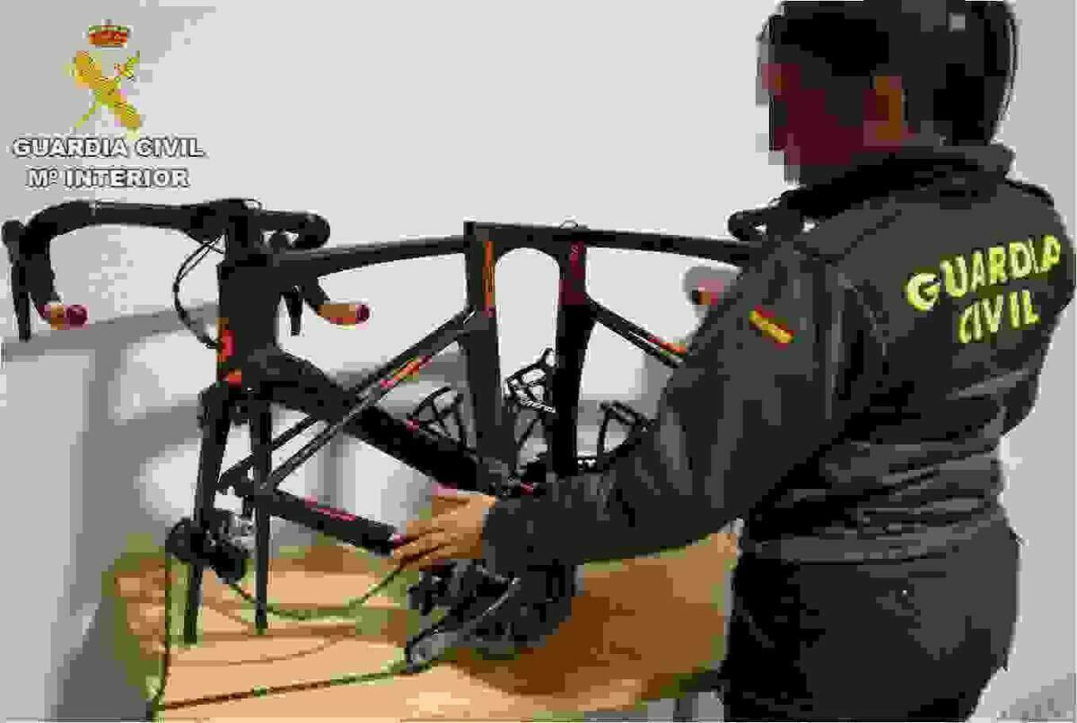 La Guardia Civil detiene en Torrevieja a los autores del robo de cerca de un centenar de bicicletas 