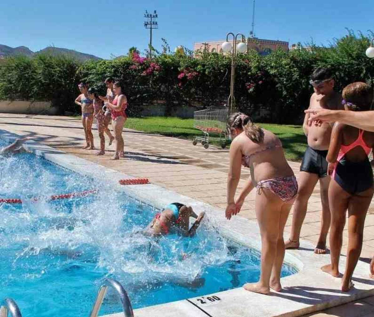 El próximo lunes se inician los cursos de natación en la piscina municipal de l’Alfàs.