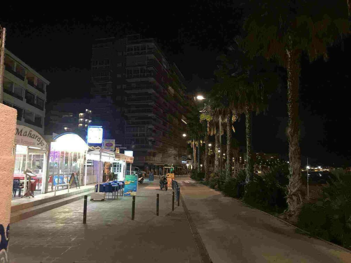 La avenida Varadero de Villajoyosa en la playa centro se queda sin decoración navideña