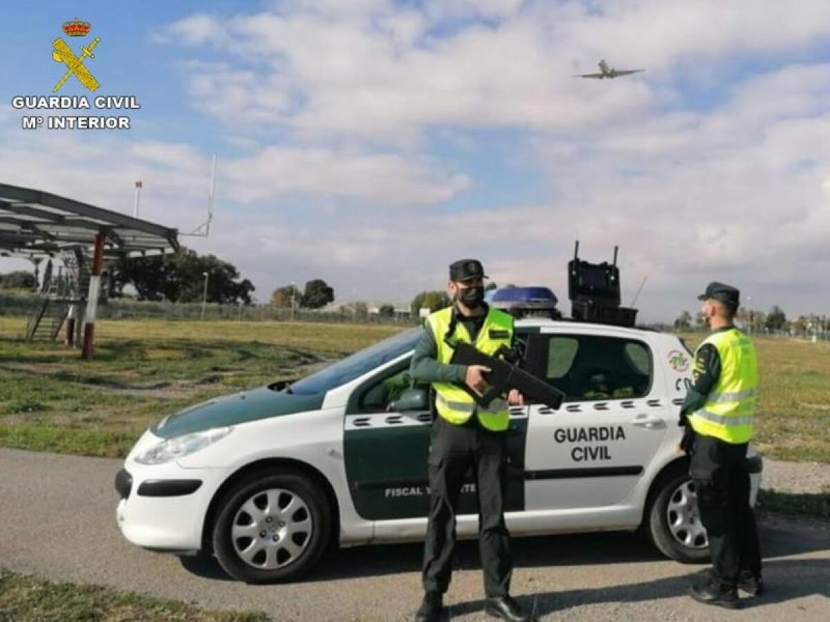 La Guardia Civil denuncia al propietario de un dron que sobrevoló el Aeropuerto Alicante-Elche Miguel Hernández 