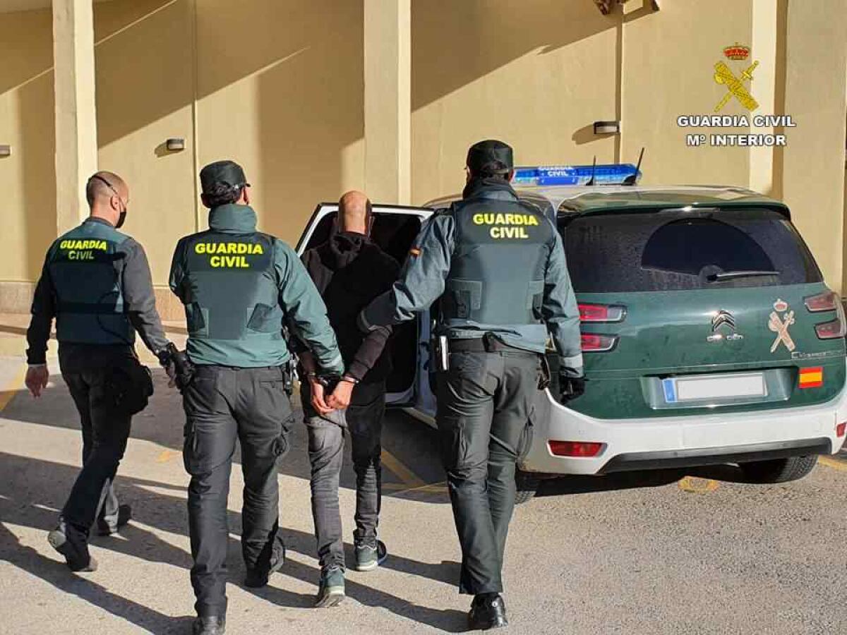 La Guardia Civil detiene a un ladrón que asesoraba a sus víctimas dónde estacionar sus coches para después robarles