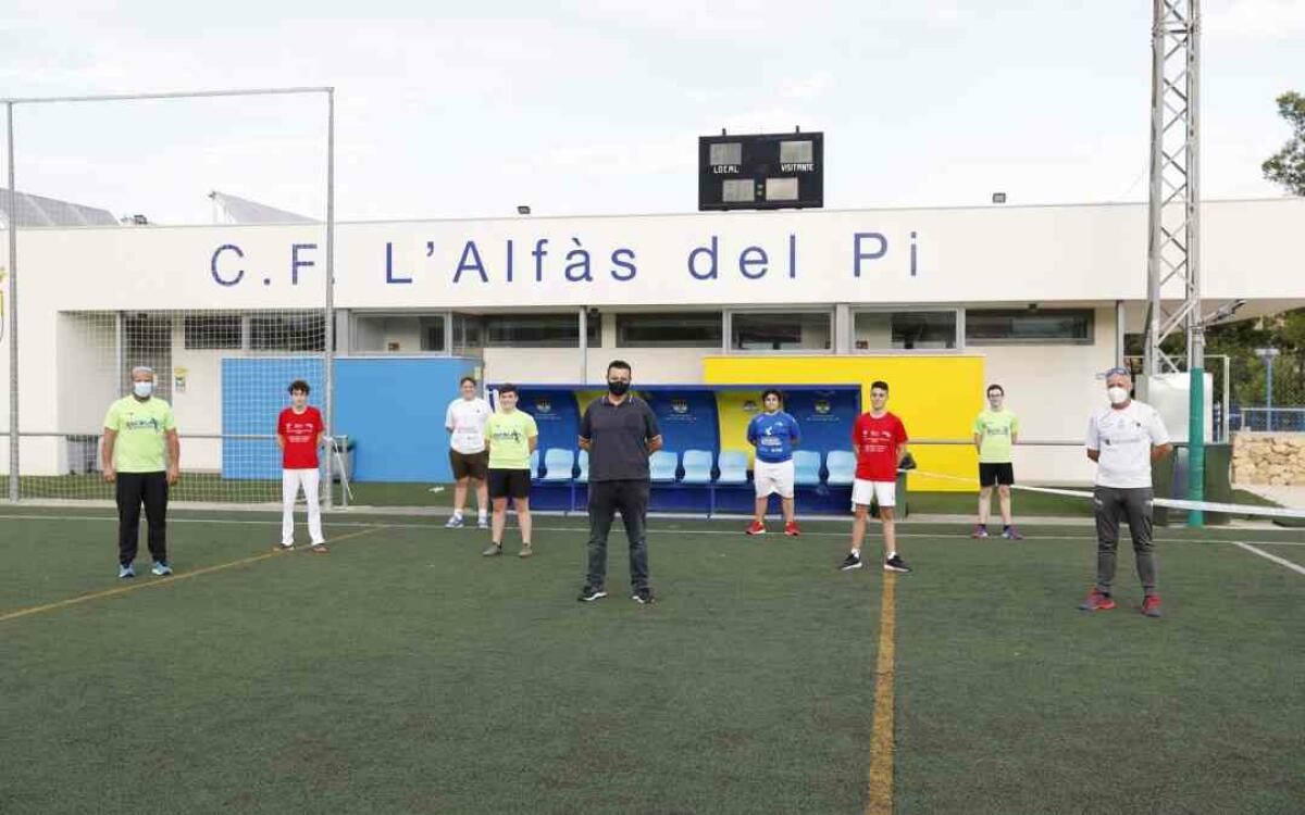 El concejal de Deportes de l’Alfàs se interesa por los pelotaris de la provincia