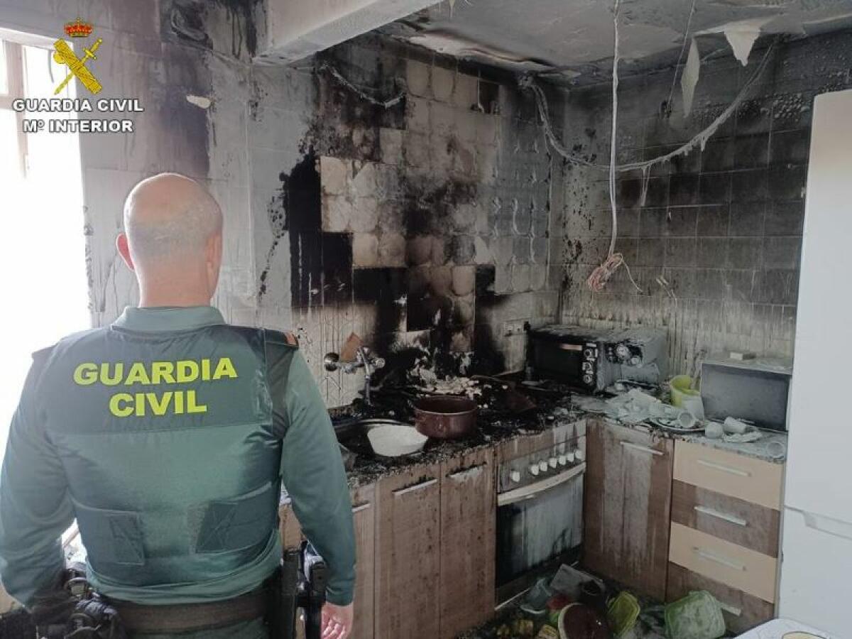 Cuatro guardias civiles ingresados tras extinguir un incendio en una vivienda de San Vicente