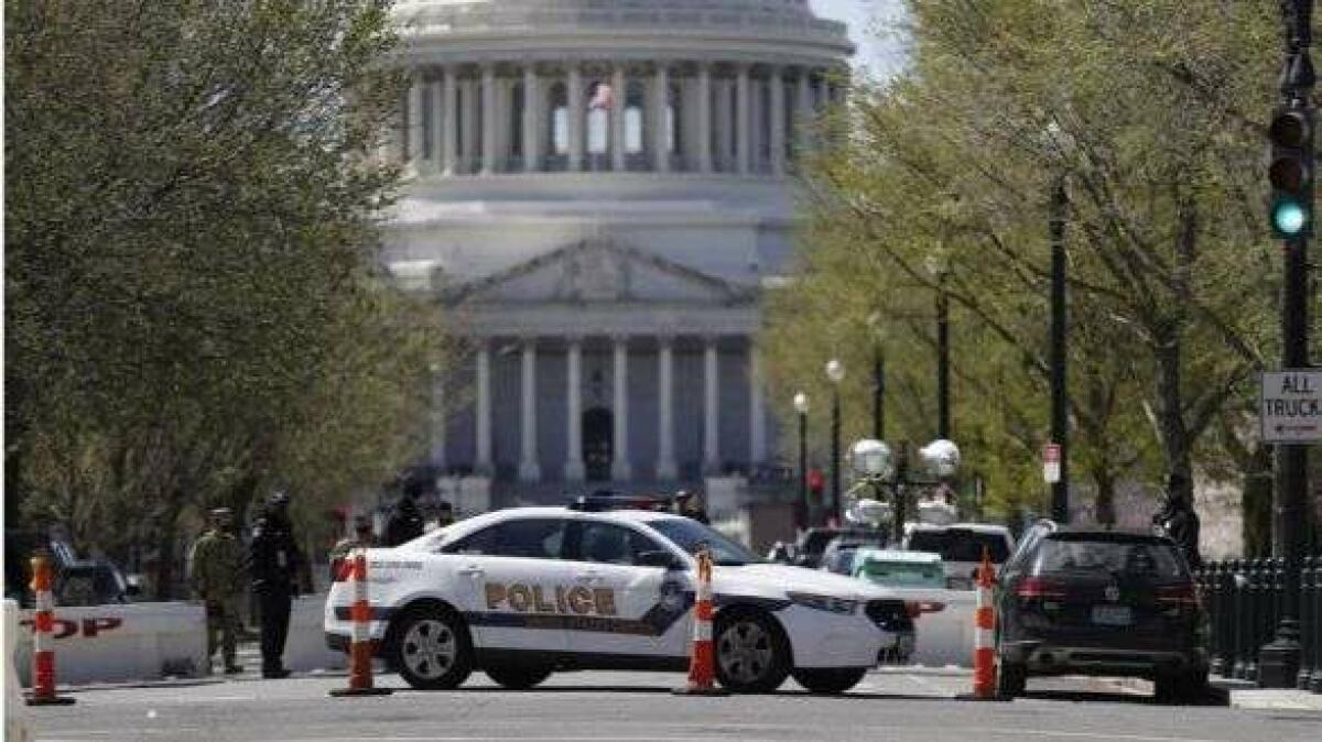 Atentado en el Capitolio: muere embestido un policía y a tiros el atacante