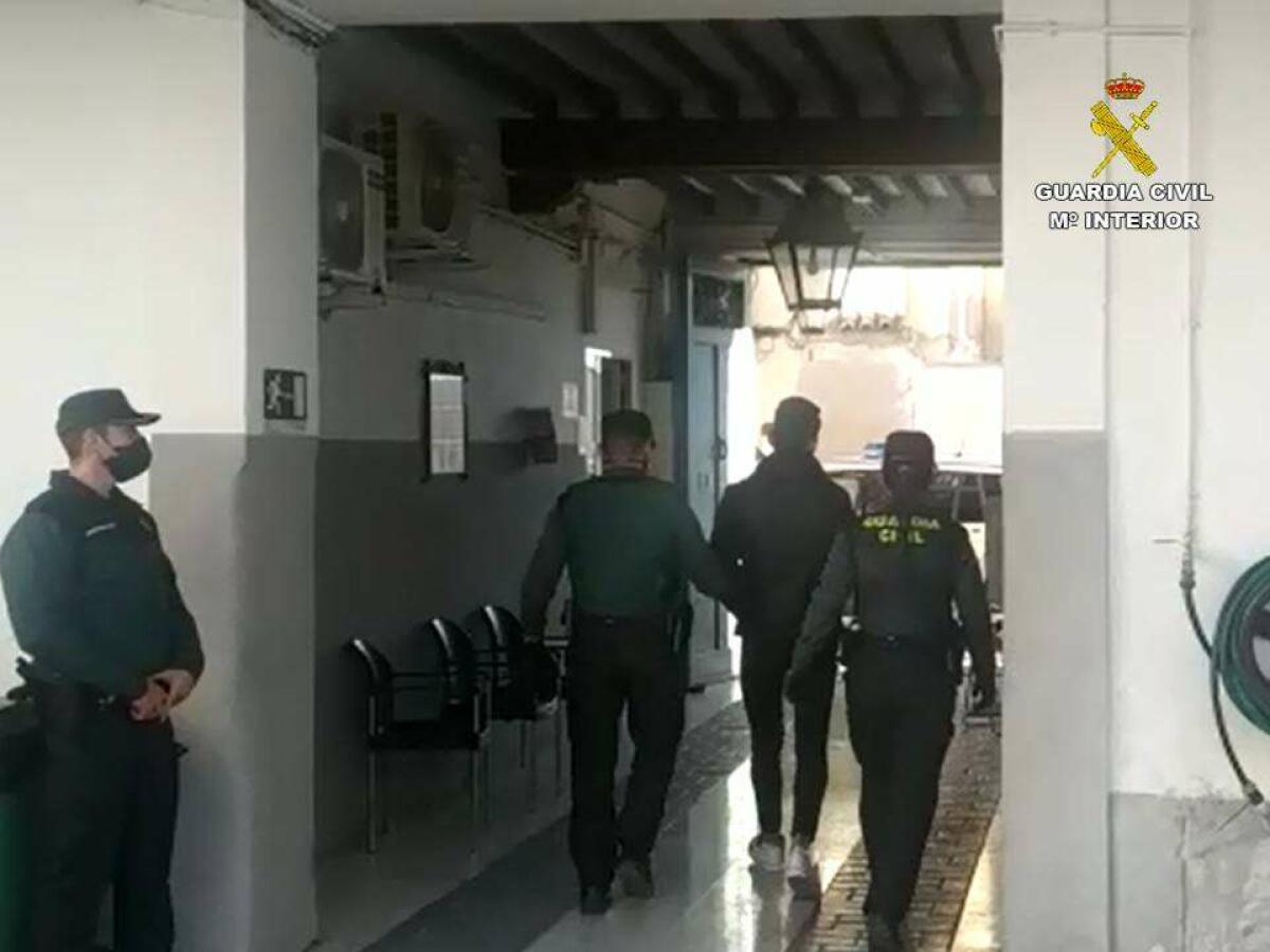 La Guardia Civil detiene a seis jóvenes que agredieron a un vecino de San Juan de Alicante para robarle