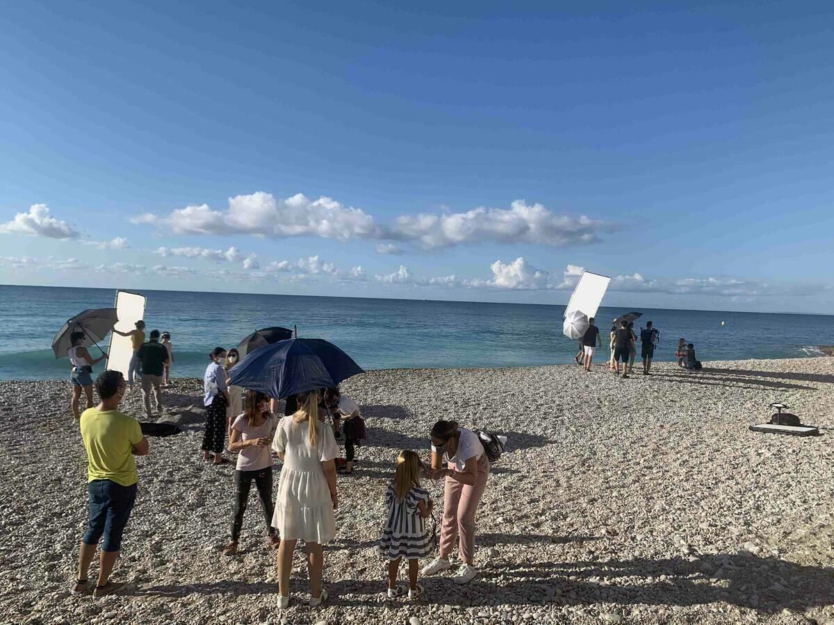 La marca infantil Abel & Lula escoge la Playa El Paraíso de La Vila para su próxima campaña de  fotos.