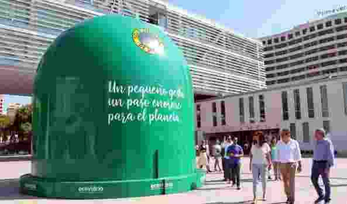 El icónico iglú gigante de Ecovidrio, en Benidorm en la campaña ‘Recicla y pedalea’ de La Vuelta 2019
