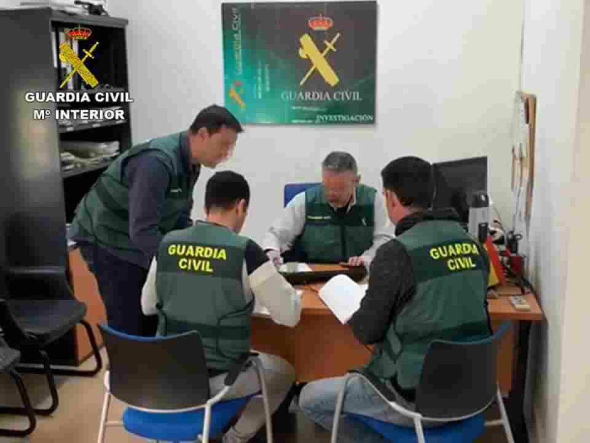 La Guardia Civil detiene a una persona que emitía certificados falsos de cursos de formación.