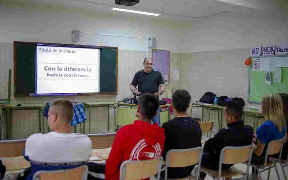 La Diputación de Alicante imparte un taller sobre integración y diversidad en el IES L’Arabí