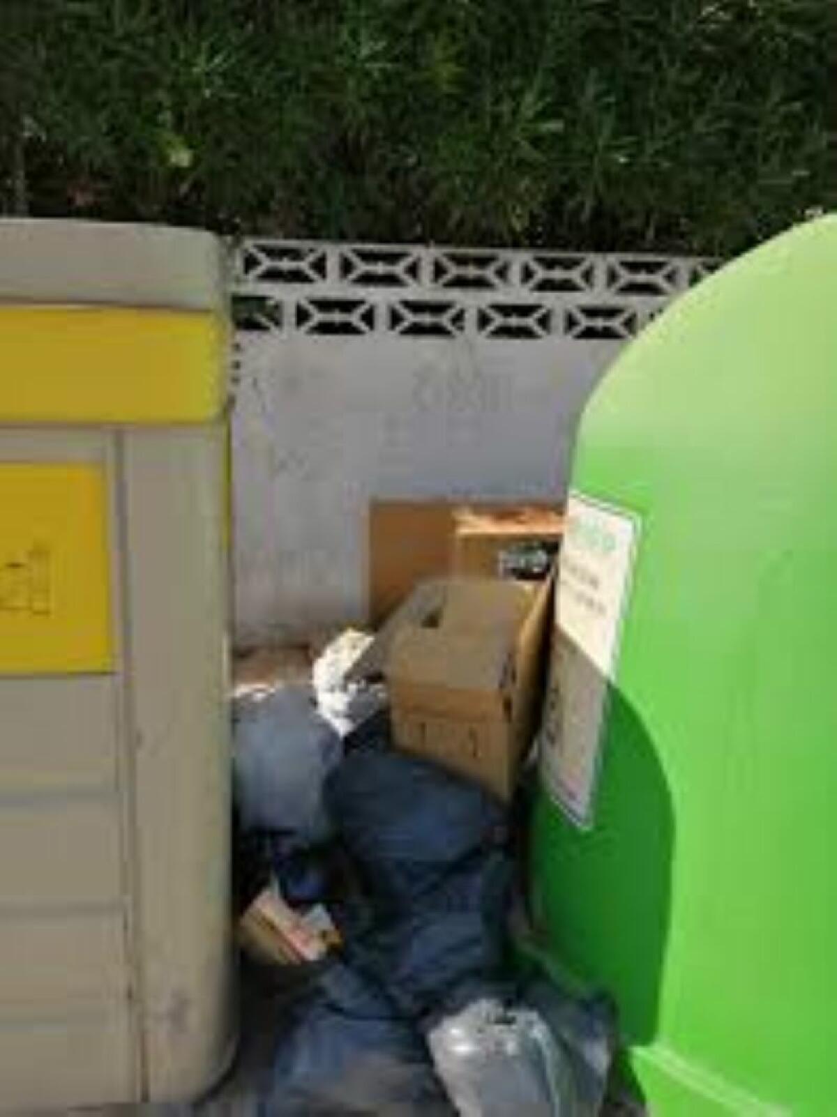VOX Alfaz se apresta a contestar a los vecinos que se quejan de la suciedad del municipio y el deficiente servicio de recogida de basuras