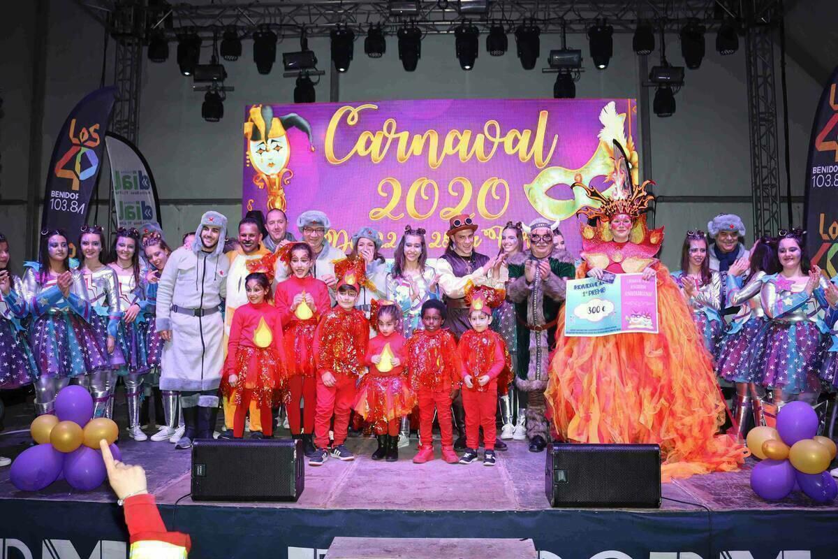 Las peñas desfilan al ritmo de Carnaval por las calles de Benidorm
