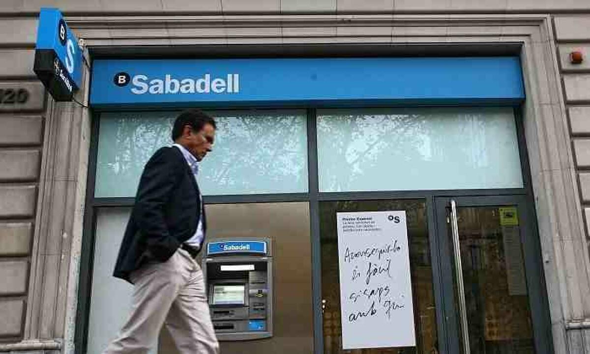 Sabadell, abocado a integrarse tras quedar a la cola en crédito y depósitos