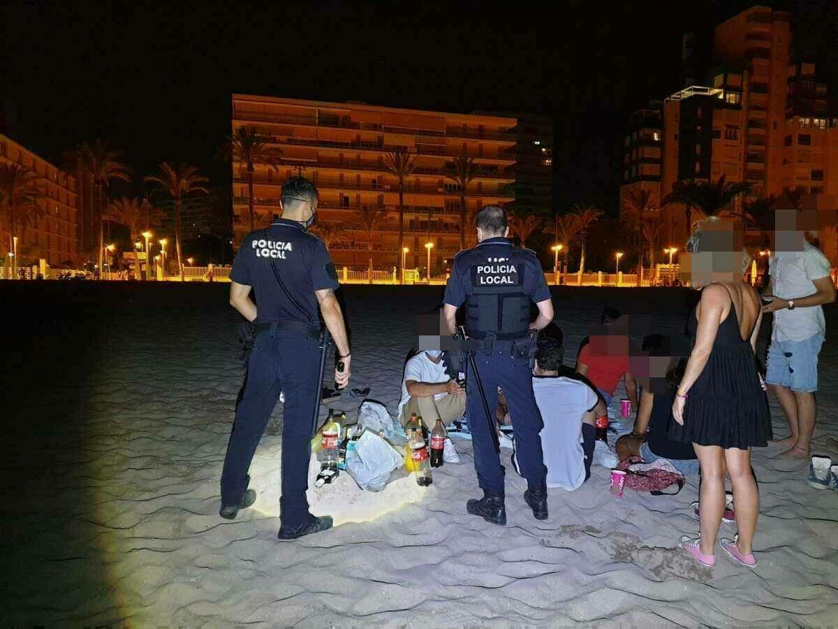 El Ayuntamiento establece máxima presión policial para hacer frente al Covid en Alicante y denuncia en una noche a 230 personas por no usar mascarilla y realizar botellón.