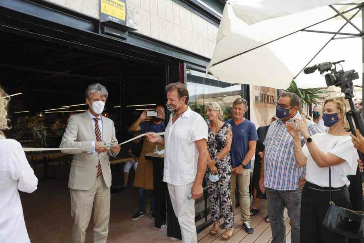 El embajador de Paises Bajos asiste en l’Alfàs a la inauguración del supermercado De Buren