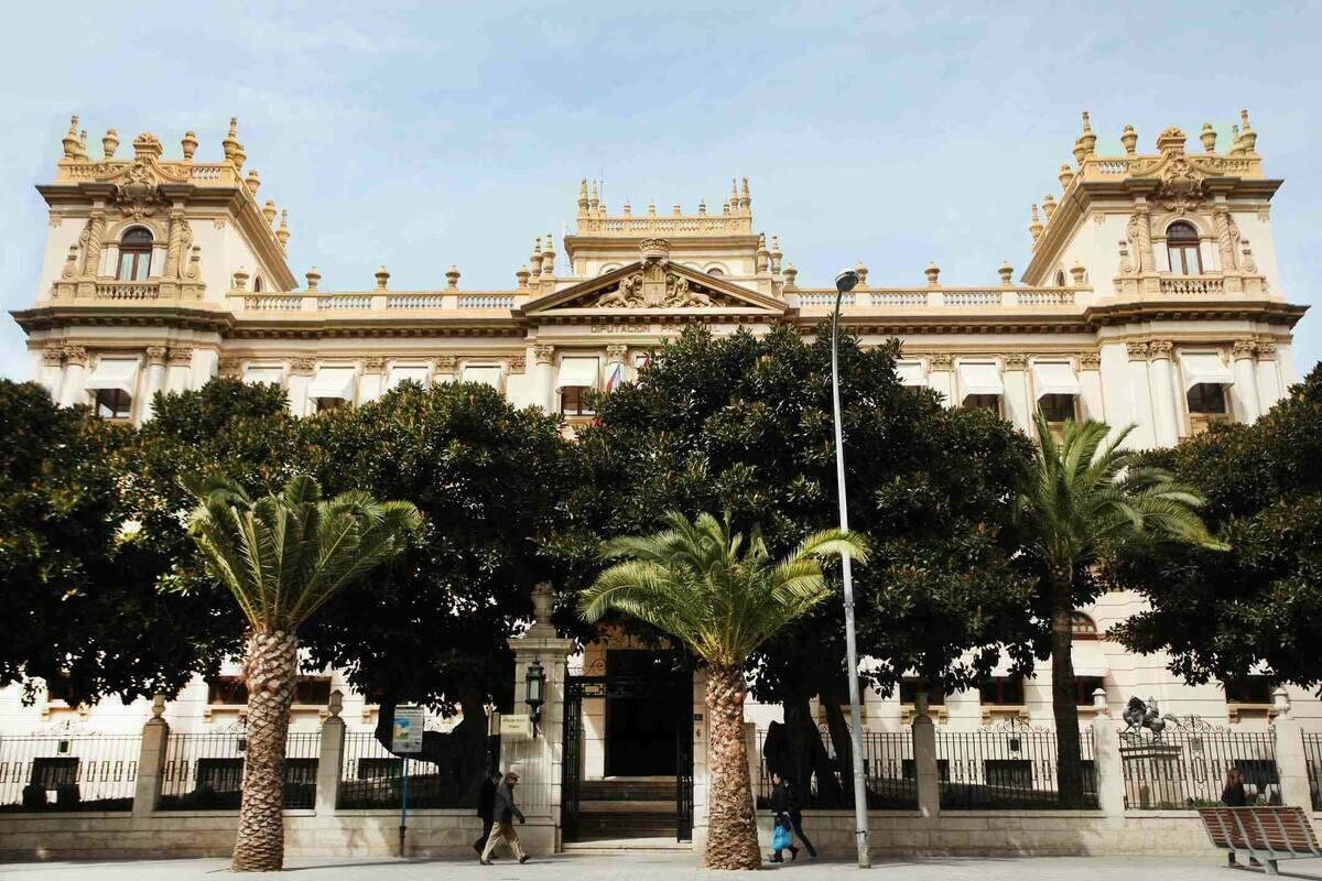 La Diputación de Alicante mantiene la suspensión de actividades en los Jardines del Palacio Provincial por prevención ante la Covid-19