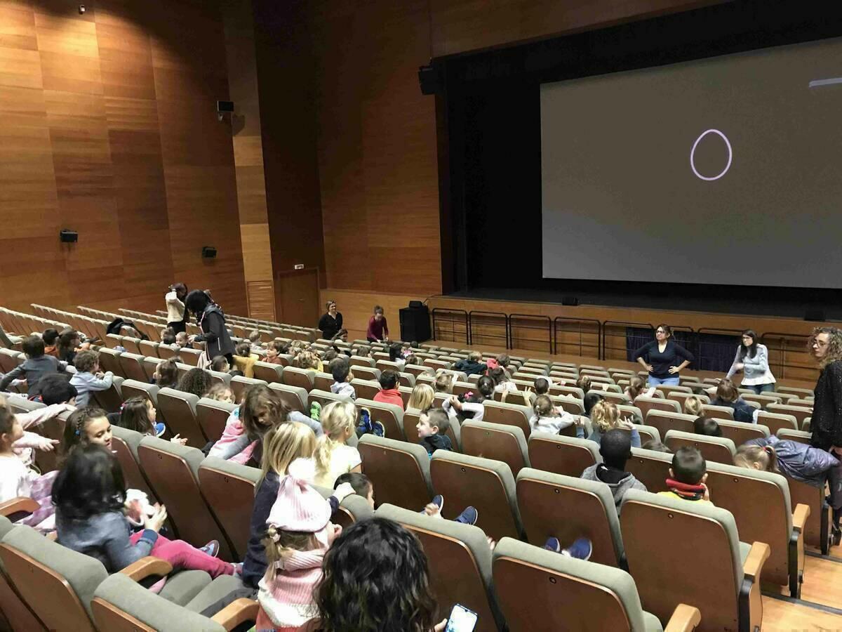 “Cinema en Valencià” en l’Auditori con los escolares del Muixara