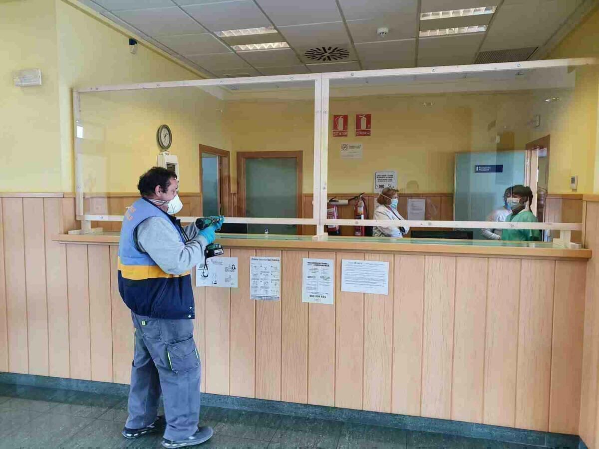 El Ayuntamiento de La Nucía instala una mampara  en el Consultorio de Salud de Pinar