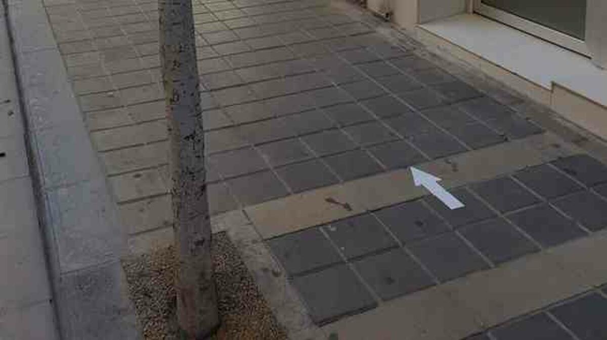 Seguridad Ciudadana señaliza con flechas las aceras del centro de la Vilapara evitar el cruce de transeúntes y reducir el riesgo de contagio.