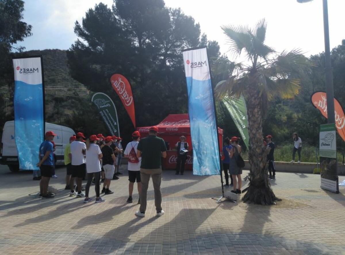 El Ayuntamiento y el Club Náutico de la Vila Joiosa celebran el Día Mundial del Reciclaje con una jornada de limpieza medioambiente en la playa del Torres
