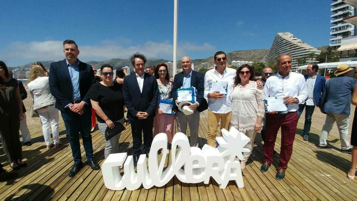El alcalde de la Vila Joiosa recibe en Cullera las cinco banderas azules que ondearán en sus playas este verano 