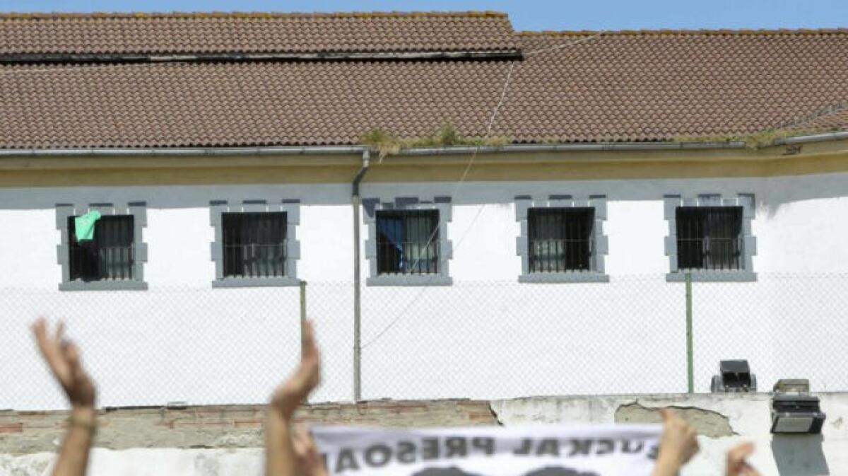 Funcionarios de prisiones temen que la cesión a Euskadi "distorsione" su pasado como víctimas