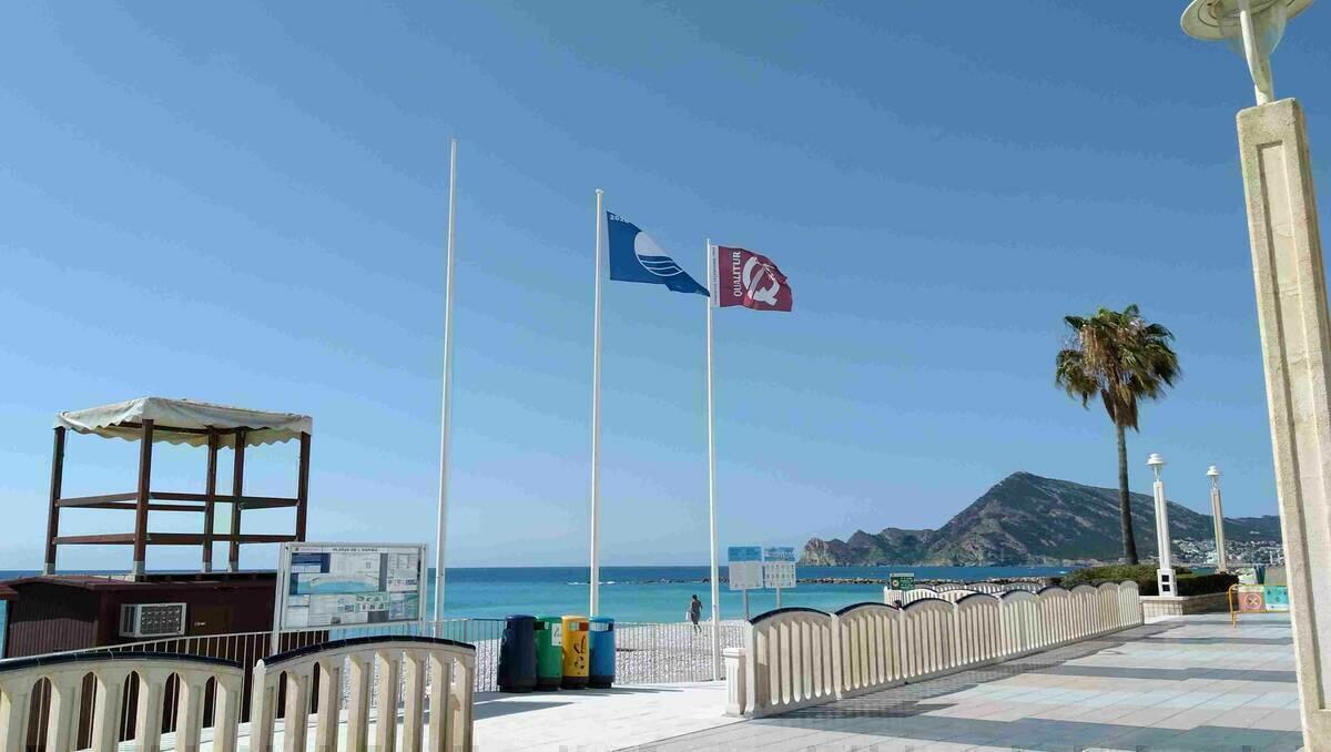 La bandera Qualitur ondeará en ocho playas de Altea.
