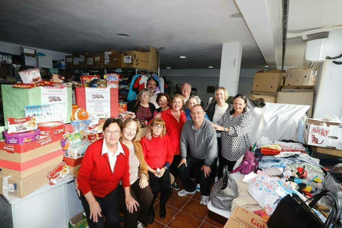 El Voluntariado Social de l’Alfàs del Pi recibe una donación de productos navideños
