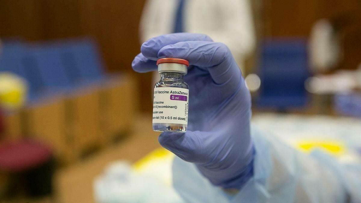 Una mujer sufre una trombosis tras recibir la vacuna de AstraZeneca en Asturias
