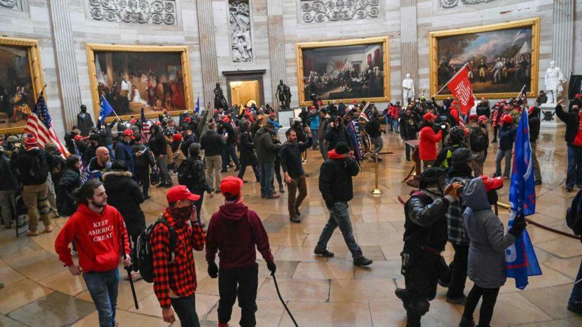 Violentos manifestantes, convocados por Trump, irrumpen en el Capitolio