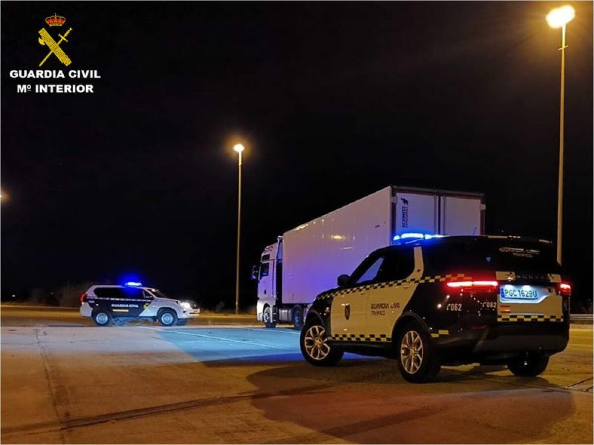 La Guardia Civil investiga a un conductor ebrio que circulaba haciendo zigzag por la autovía con un vehículo pesado 