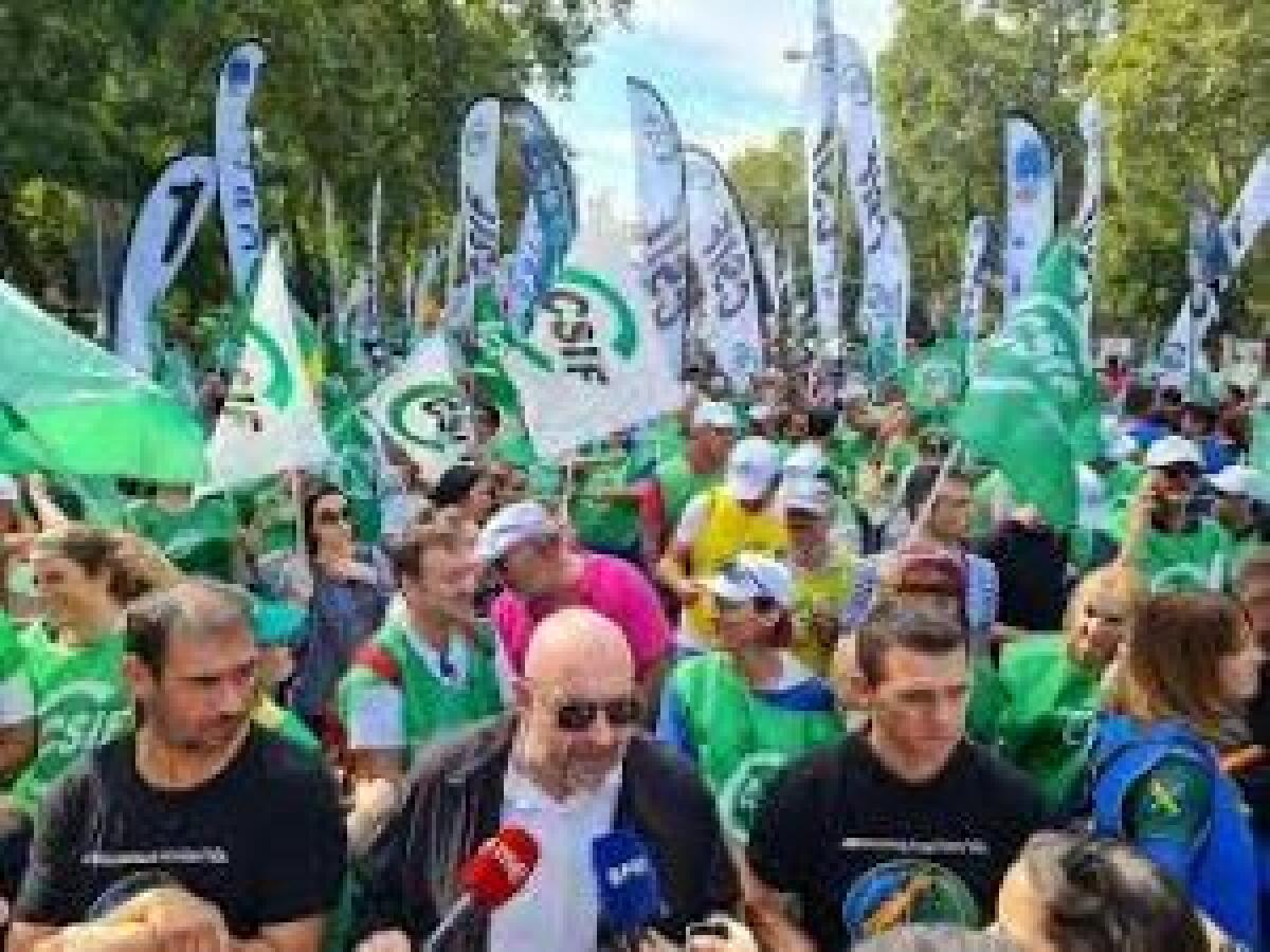 Más de 70.000 personas protestan contra Sánchez por el "empobrecimiento social"