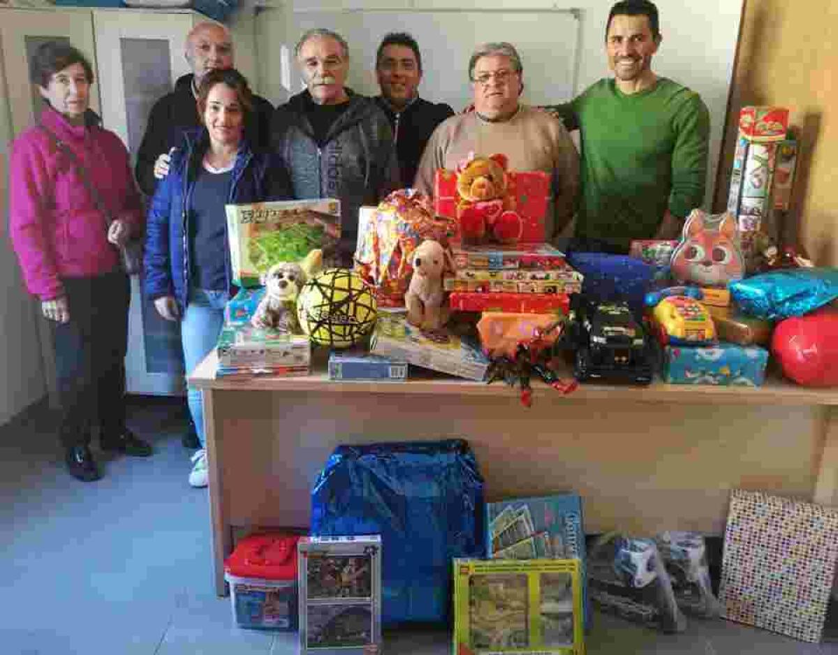El CF Unió Esportiva Finestrat entrega a Cáritas los juguetes recogidos en el torneo solidario celebrado en la localidad
