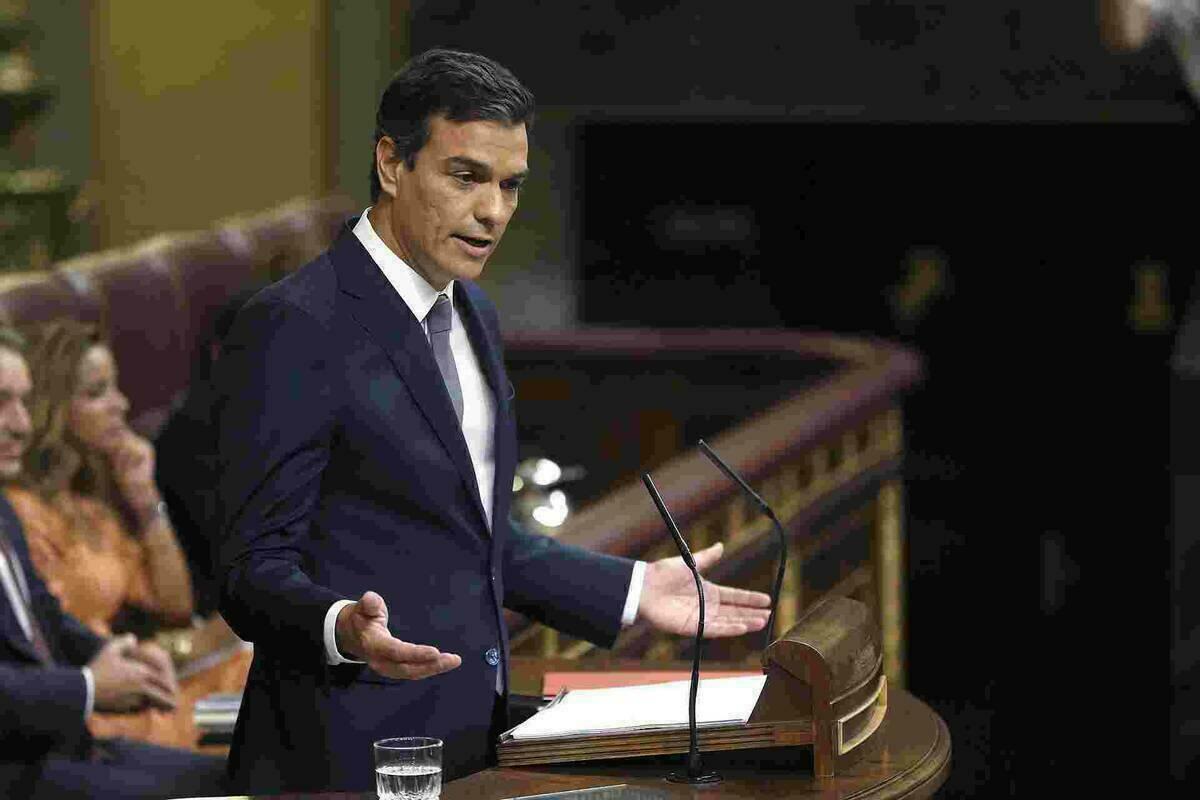 El PSOE pide la dimisión de Casado por su máster en la Rey Juan Carlos