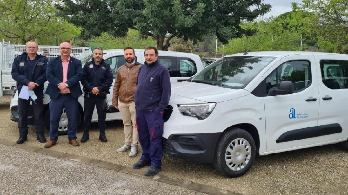 El Ayuntamiento de la Vila Joiosa recibe dos coches 100% eléctricos de la Diputación de Alicante