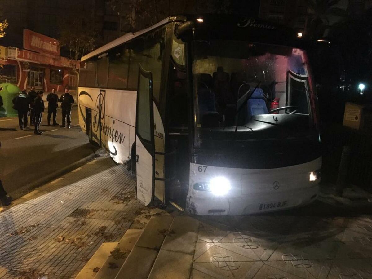 Roba un bus y hace destrozos en calles de Benidorm