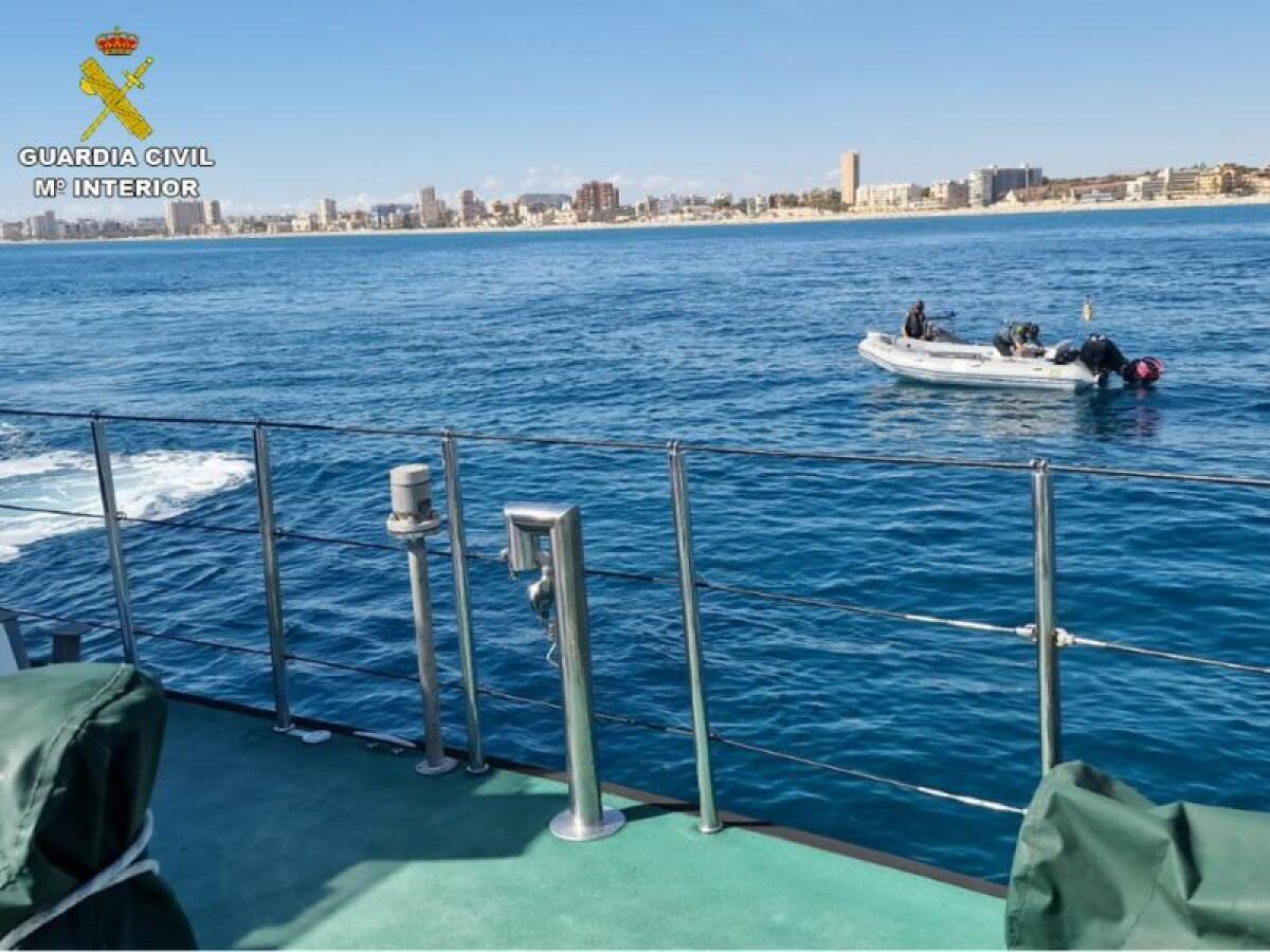 La Guardia Civil frena una embarcación de recreo sin control tras caer su patrón al mar en la playa de Muchavista  