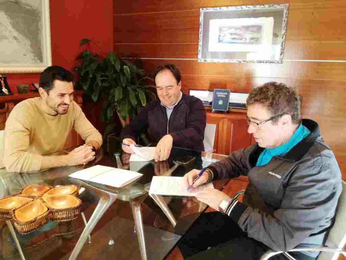 El Ayuntamiento fomenta la práctica del voley con la firma del convenio de colaboración con el Club Voleibol Finestrat