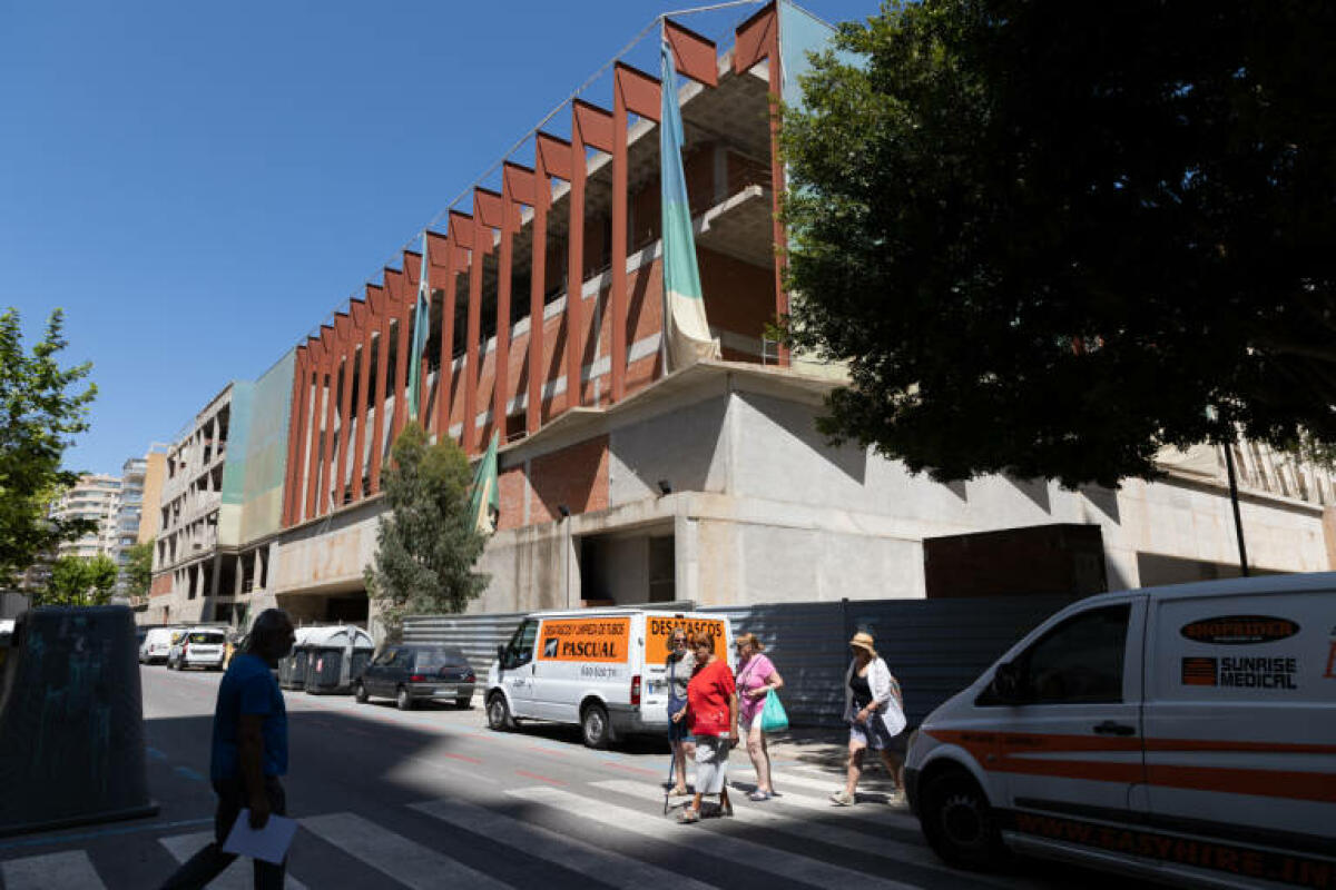 La SPTCV pagará otros 18.000 euros por una nueva lona que cubra el centro cultural de Benidorm