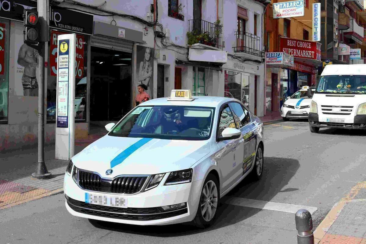 La Generalitat acepta la propuesta de Benidorm y los taxistas de la Comunitat podrán llevar 7 y hasta 9 pasajeros
