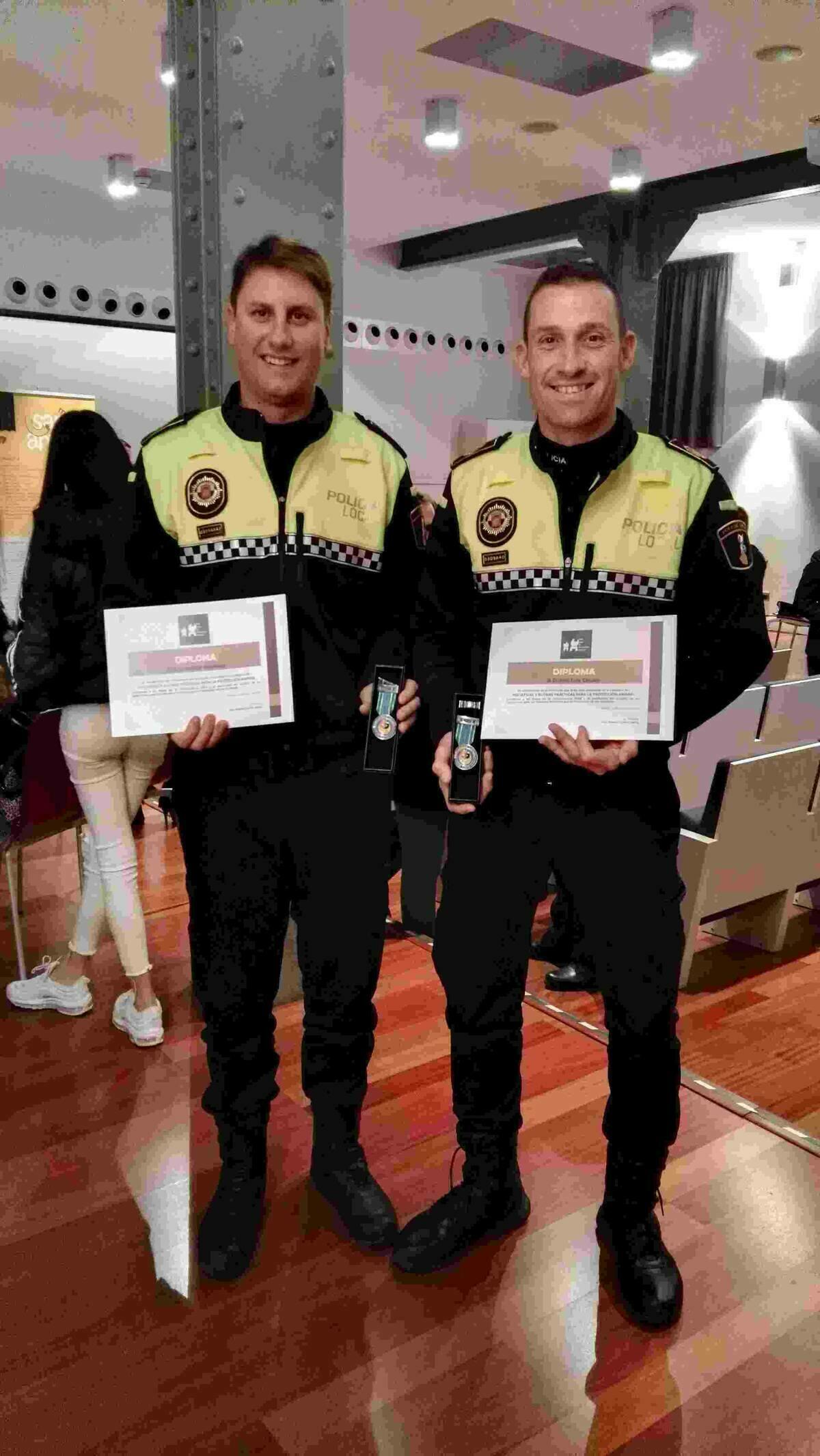 La Nucía · Dos policías premiados en “Protección Animal” 