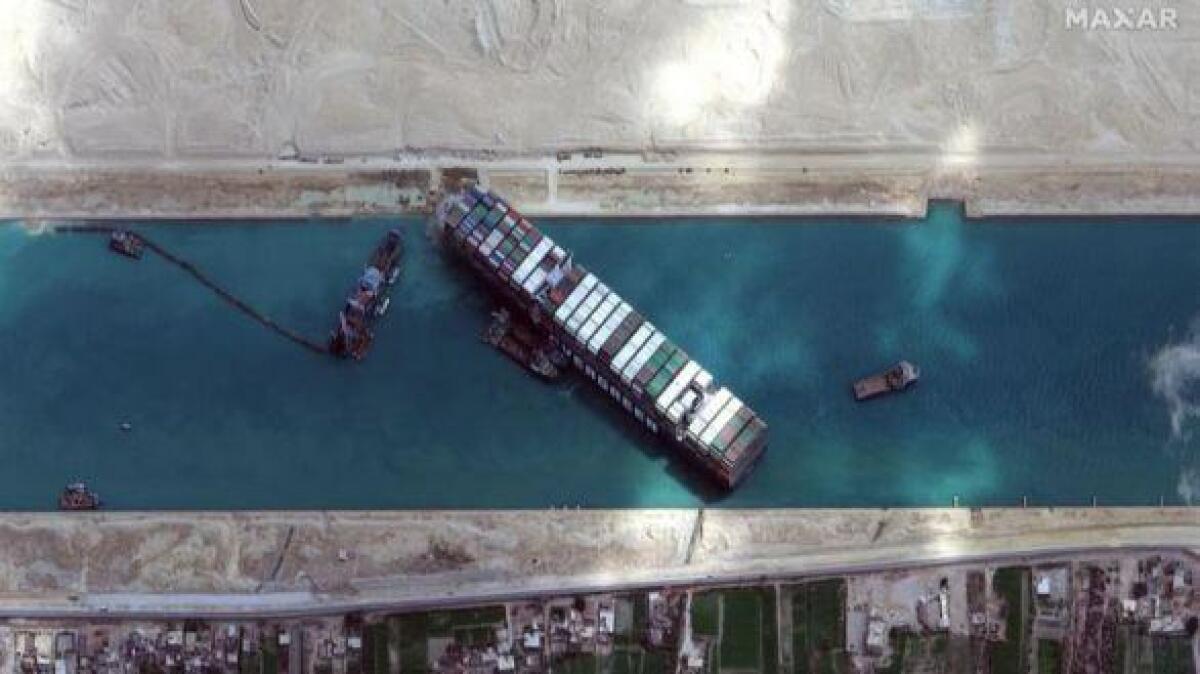 Desencallado el buque que bloqueaba el canal de Suez