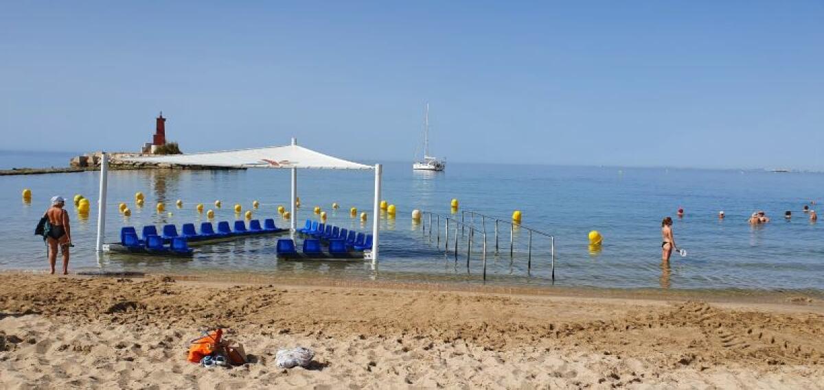 El programa de playas accesibles ya está en funcionamiento en la playa Centro