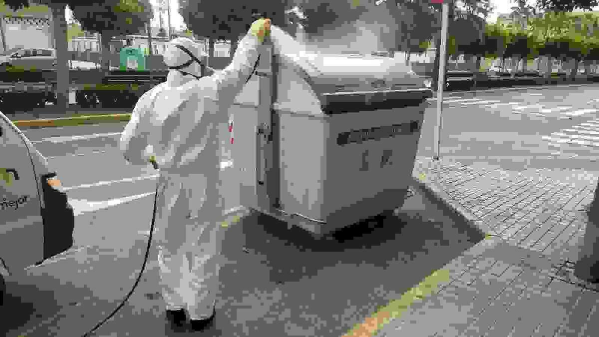 La Vila intensifica la desinfección de calles, plazas y mobiliario urbano para combatir la pandemia del COVID-19.